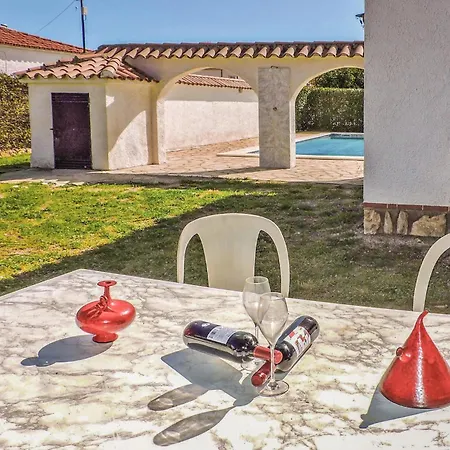 3 Bedroom Awesome In Miami Platja Holiday home